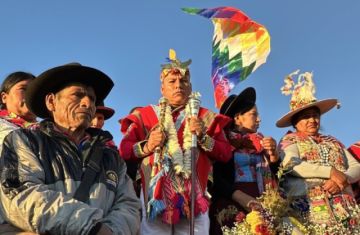  Leonardo Loza recibe un Bastón de Mando en el sitio arqueológico de Inca Rakay
