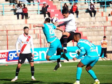 La defensa de la banda roja corta uno de los ataques del local.