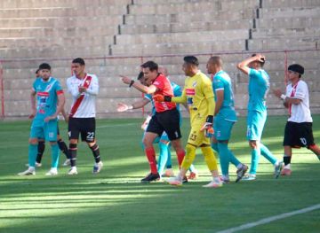 Los jugadores de Nacional reclaman al árbitro por uno de los penales.