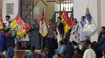 La clase dirigente del Pichincha restituye el estandarte de su centro de estudios