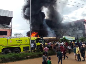 Pando: Bomberos de Brasil y Bolivia colaboran para sofocar incendio en tienda de llantas en Cobija