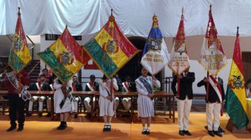 La clase dirigente del Pichincha restituye el estandarte de su centro de estudios