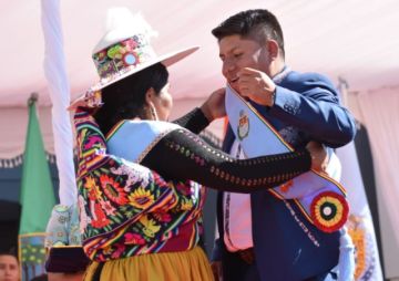 Cochabamba: Loza jura como gobernador y promete combatir la flojera y la corrupción