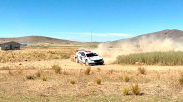 El piloto Jhonny Tarqui derrapa en una de las curvas.