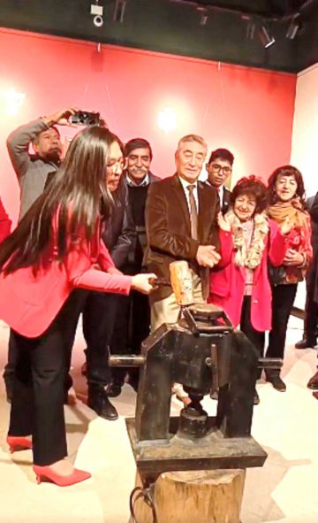 La directora del colegio acuñó el cospel conmemorativo.