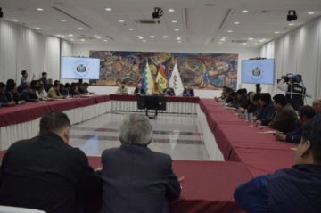 Comienza la reunión entre el Gobierno y el autotransporte en La Paz