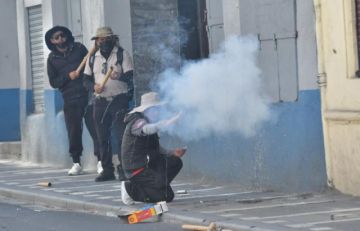 Marchistas de la COB se enfrentan con policías en el centro de La Paz