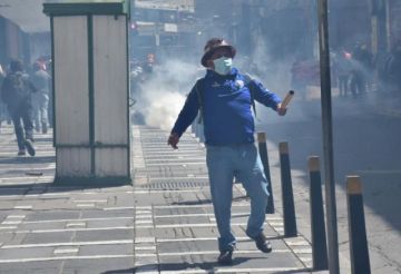 Los marchistas de la COB lanzan petardos a los policías.
