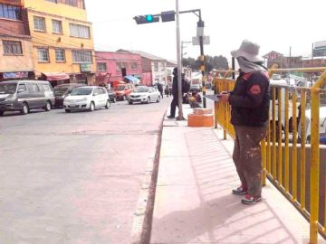 Conductores son sancionados por estacionar en el puente San Roque