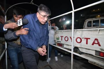 Exgerente de BoA pasa su primera noche en celdas policiales de La Paz