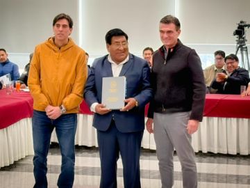 Gobierno entrega a choferes plan de $us 125 millones para conservación vial 