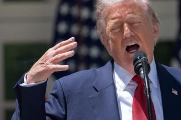 Inauguran una estatua dorada de Trump