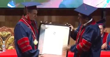 Distinguen con título de Doctor Honoris Causa a Rodrigo Paz