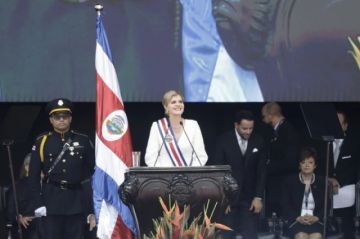 Laura Fernández jura como la segunda mujer presidenta de Costa Rica