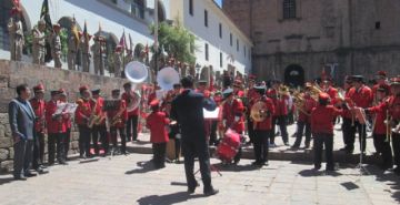 Colegiales peruanos que viajaban a Potosí están varados en La Paz