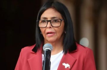 Delcy Rodríguez llega a Países Bajos para «defender» a su país en disputa por el Esequibo