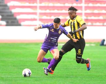 Luis Ali, de Real Potosí, protege la pelota.