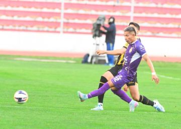 El jugador lila Boris Condori pasa el balón.