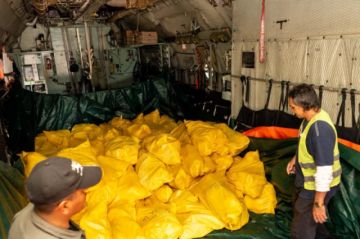 La Paz: Distribuyen 10.000 kilogramos de carne de pollo trasladados vía puente aéreo