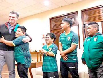 Selección boliviana de talla baja recibe apoyo presidencial