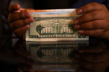 El dólar referencial registra leve descenso, pero se mantiene por encima de los Bs 10