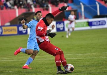 Nacional Potosí se enfrenta a Bolívar en el estadio Hernando Siles