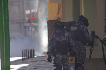 Policía dispersa con gas a mineros que intentaban ingresar a plaza Murillo