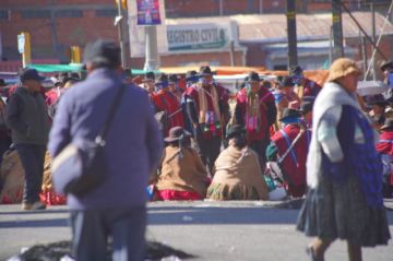 Ponchos Rojos mantienen bloqueos contra Rodrigo Paz