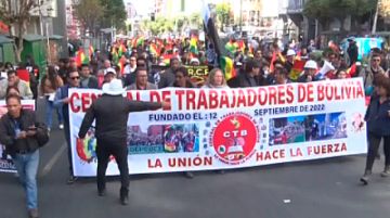Trabajadores de Bolivia realizan una contramarcha en rechazo a los bloqueos 