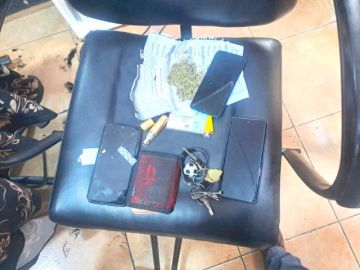 Hallan posible marihuana en barbería del centro y arrestan a tres barberos