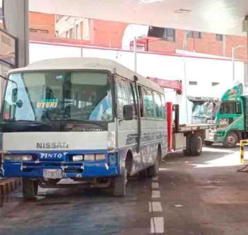 Choferes y vecinos dan plazo al Gobierno por crisis de combustible