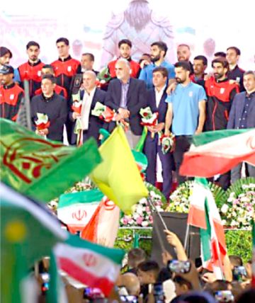 Iraníes despiden  a su selección  entre cánticos
