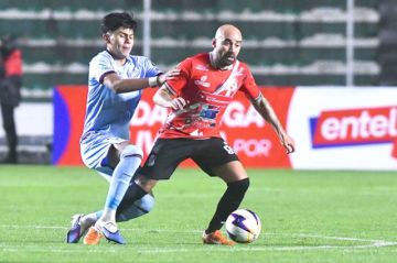 Damian Villalba (d) trata de eludir a su rival.