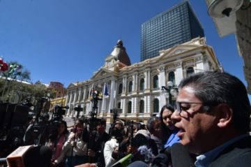 Vocero condena violencia contra periodistas y policías y pide defender la democracia