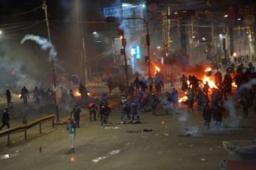 El Alto: Movilizados se reagrupan para poner resistencia a la Policía