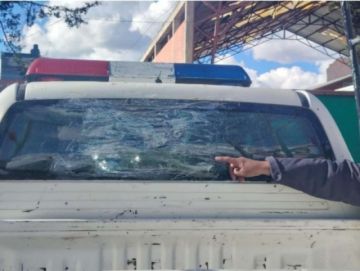 Investigan a cinco personas por daños a vehículo policial durante bloqueo en El Alto