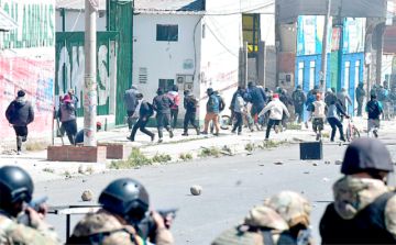 EL ALTO. Bloqueadores se enfrentan a efectivos policiales en una nueva jornada de violencia.