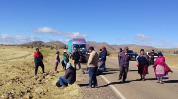 Policía reporta dos puntos de bloqueo en las carreteras hacia Tarija y Oruro