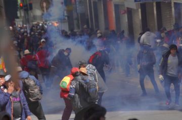 Civiles y periodistas heridos durante protestas en La Paz