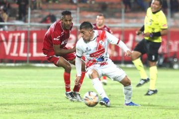 Maximiliano Núñez trata de eludir a su marcador. 