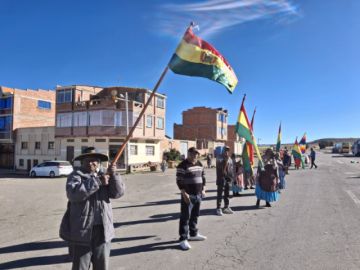 Bolivia entra a tercera semana conflictiva con bloqueos, amenazas y la marcha evista
