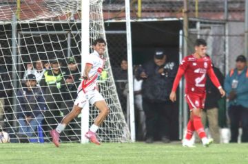 Andrés Torrico (i) celebra el primer gol de la visita.