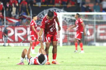 El jugador de Nacional queda tendido en la cancha tras la derrota.