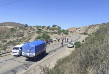 Policía en Potosí confirma bloqueo hacia Sucre en Betanzos 