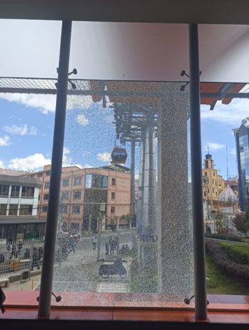 Movilizaciones La Paz: Destrozan vidrios de la estación Naranja del Teleférico