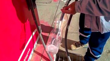 “Nos vendieron agua”: Choferes denuncian gasolina contaminada en surtidor 