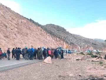 Ayllus “evistas” se suman a los bloqueos y dejan dos rutas clave intransitables