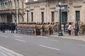 Policía Militar en puertas del Palacio Quemado. Foto: ERBOL