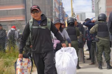 Bloqueo en aeropuerto de El Alto deja pasajeros varados por horas