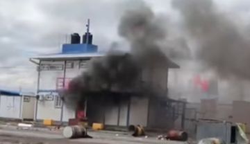Incendian tranca de Achica Arriba tras enfrentamientos en la ruta La Paz–Oruro